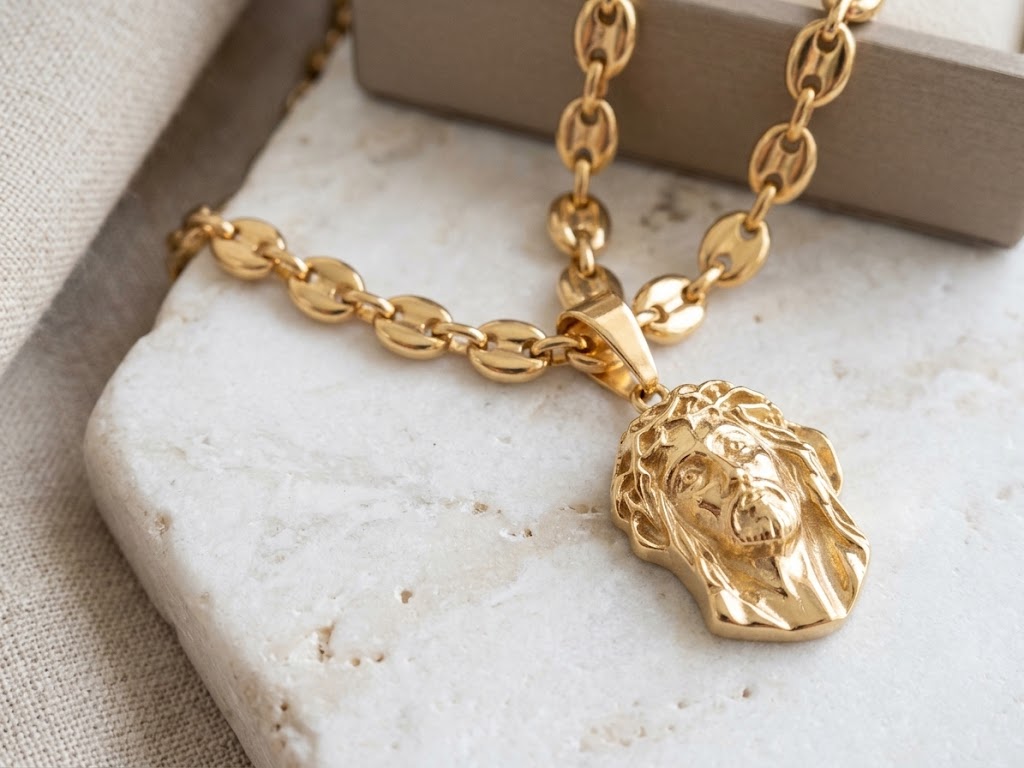WhatsApp Image 2026-10-18 at 18.00.52 Cadena café 6*60 cm+rostro cristo, acero 316L chapado oro 18k - Imagen 1
